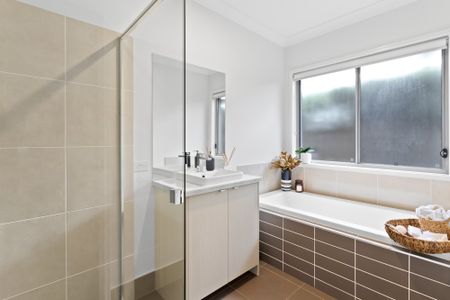 3 Woodgate Street, Oxley QLD 4075 - House For Rent - $900 | Domain - Photo 5