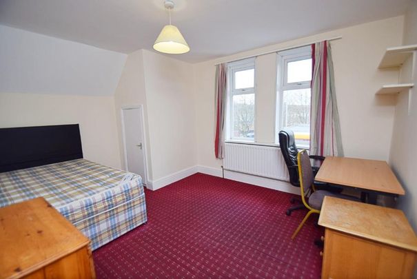 4 bedroom flat to rent - Photo 1