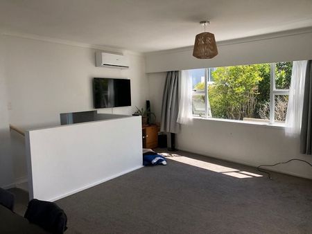 Sunny 2.5 bedroom unit - Photo 2