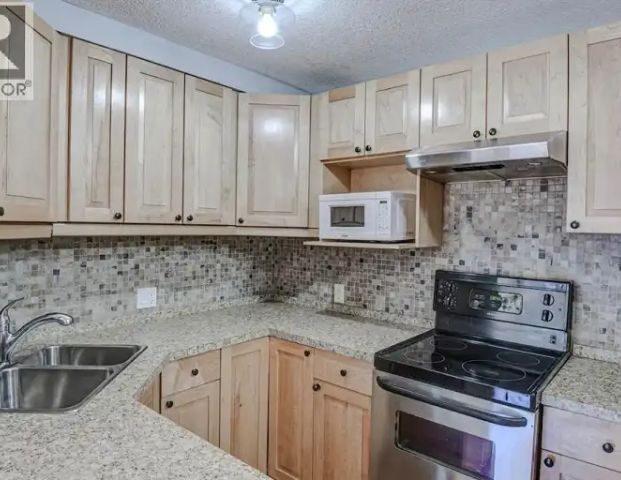 Great space right in mission! | 2417 2 Street Southwest, Calgary - Photo 1