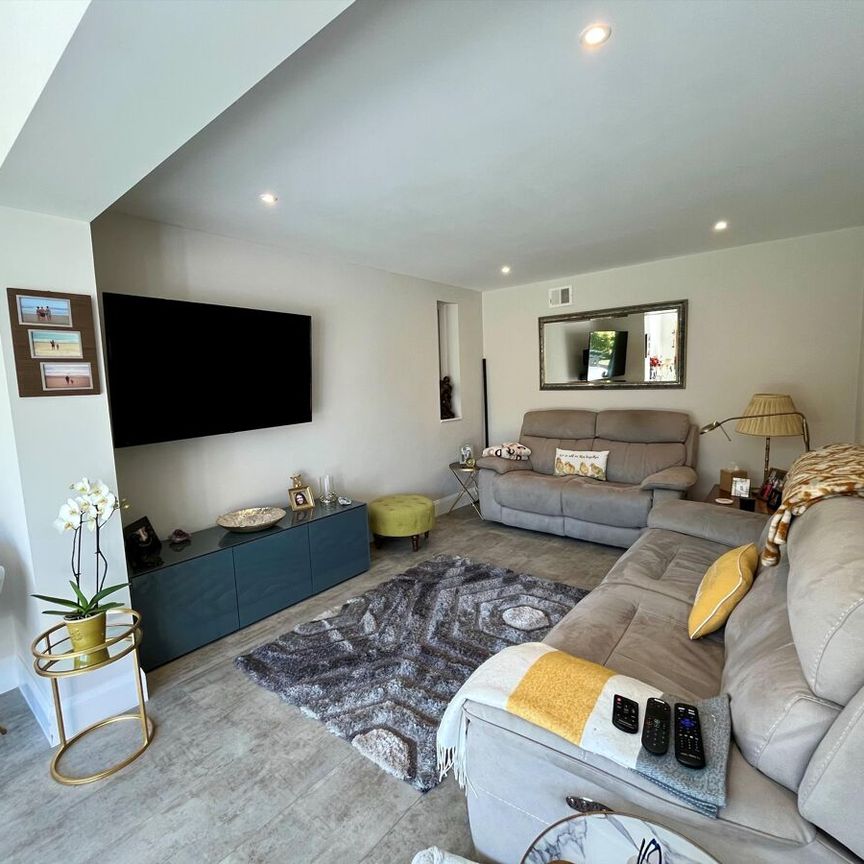 This exceptional detached home, available for short let, combines contemporary design with high-spec finishes, in a highly desirable location close to Sutherland Grange Park and the River Thames. - Photo 1