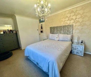 Ashford, Elgin Avenue, TW15 - Photo 3