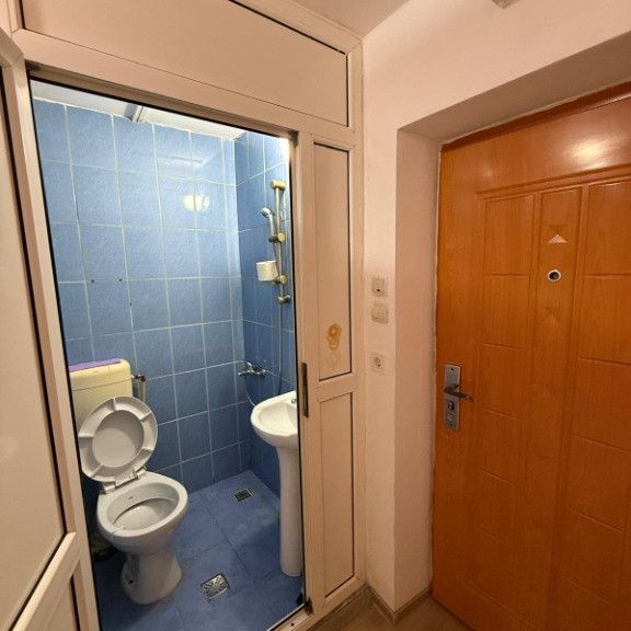 Camera de camin cu baie proprie - Fotografie 1