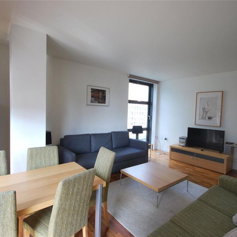 2 bedroom flat in London - Photo 1