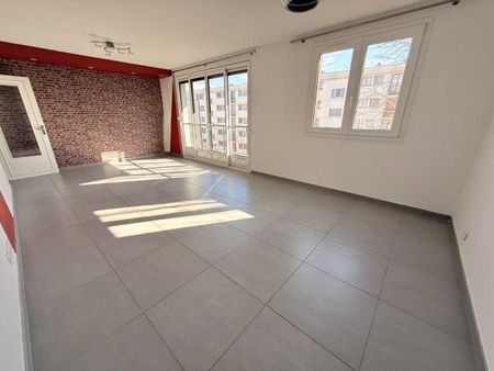 Location Appartement 4 pièces 83m² - Photo 2