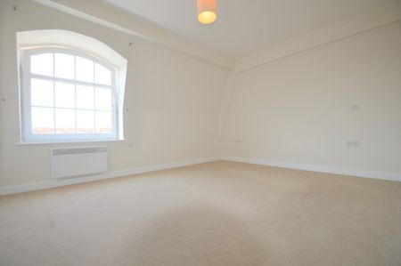 2 bedroom Apartment - Longcroft House, Welwyn Garden City - Photo 4