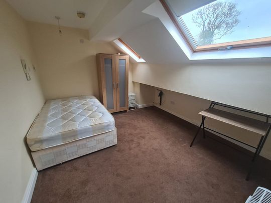 4 Bed - Flat 1, 17a Stonegate Road, Leeds - LS6 4HZ - Student/Professional - Photo 1