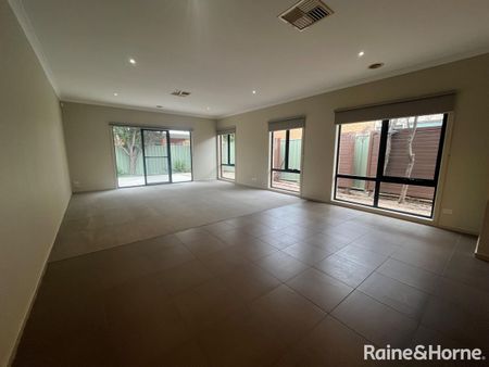 18 Gardenia Way, Caroline Springs, VIC 3023 - Photo 4