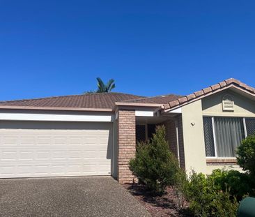 Family Home in Quiet Estate! - Photo 2