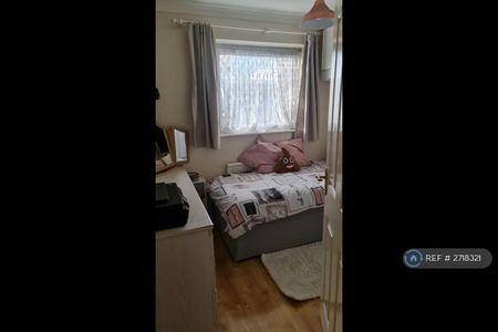 3 bedroom end of terrace house to rent - Photo 4