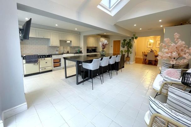 5 bedroom detached house to rent - Photo 1