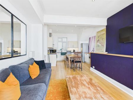 3 bedroom flat to rent - Photo 4