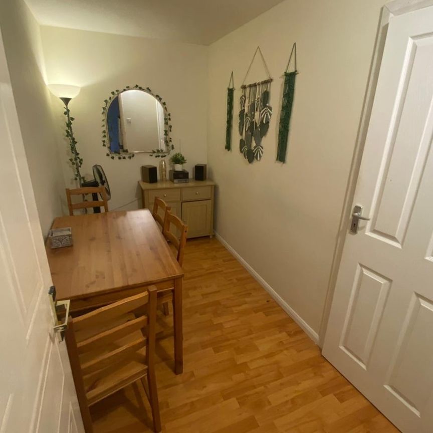 3 Bed Flat, Grove Park Street, G20 - Photo 1