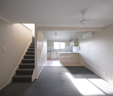 Spacious Two-Bedroom Townhouse with Air Conditioning & Double Parking - Photo 2