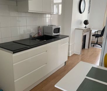 TYPE 2MEUBLE EN CENTRE VILLE - Photo 2