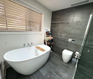 Move In Before Christmas! – Beautifully Renovated 4-Bedroom Home (2... - Photo 2