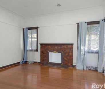 Family Living in a Prime Oakleigh South Location - Photo 2
