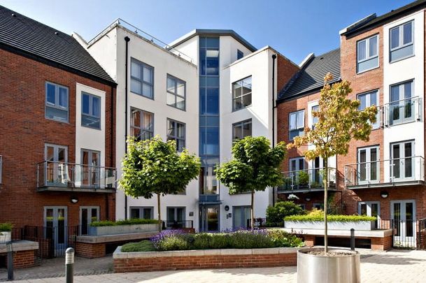 A superb 2 bedroom furnished apartment in the heart of the city centre. A bright and contemporay property and an all round must to view! - Photo 1
