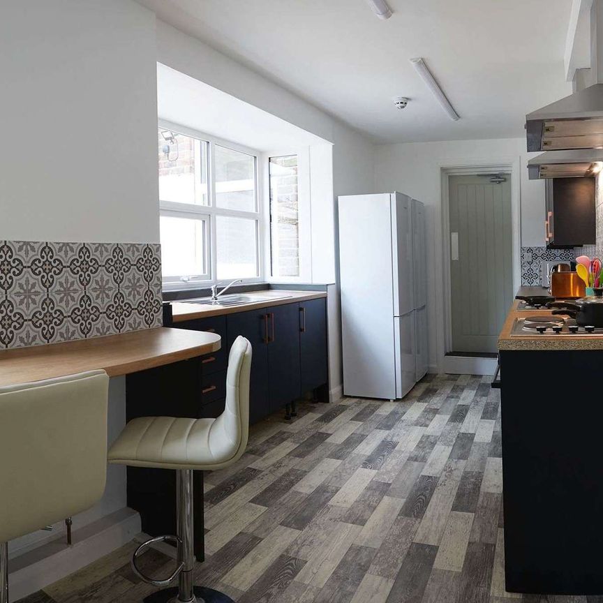 Modern and tastefully designed shared house, close to town - Photo 1