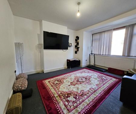 4 bedroom semi-detached house to rent - Photo 5