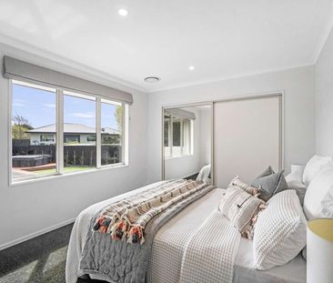 Executive Four Bedroom Family Home! - Photo 6