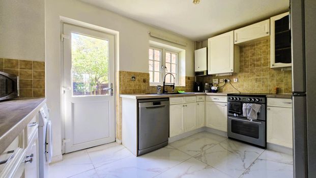 Price £3,000 pcm - Available 01/06/2025 - Part Furnished - Photo 1