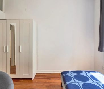 Room in a shared 13-bedroom apartment for rent in Lisbon - Foto 2