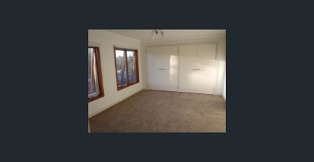 STUNNING & SPACIOUS RESIDENCE - Photo 5