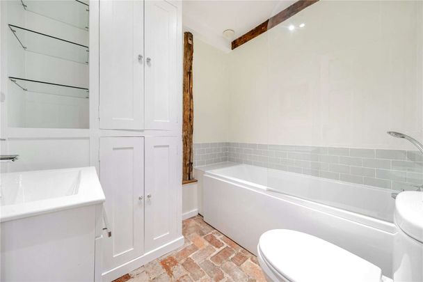 An immaculately presented converted Coach House close to Hawkhurst village - Photo 1