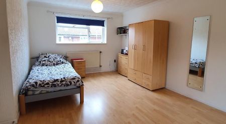 1 bedroom in a flat share to rent - Photo 2