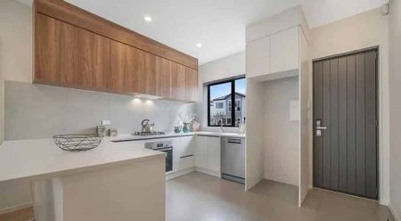 Stunning Four Bedroom Townhouse - Photo 4