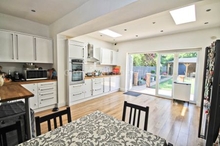 Price £3,100 pcm - Available 15/12/2025 - Unfurnished - Photo 5