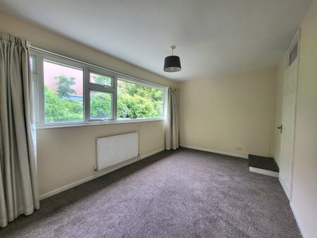 2 bedroom mid terrace to let - Photo 4