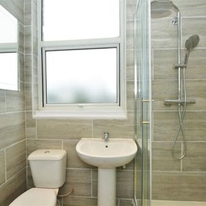 London Road, Isleworth - Photo 3