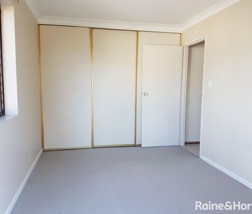 Good Size Apartment, Great Location - Photo 2