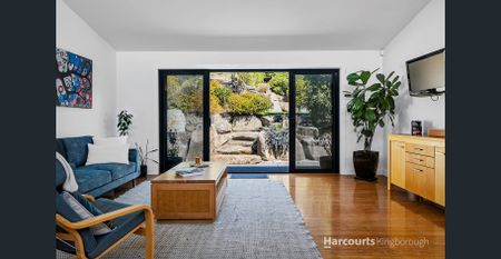 Contemporary family living with glorious mountain views - Photo 5