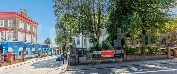 Newly refurbished split level 2 bedroom on the borders of Camden & Holloway - Photo 1
