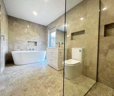 Family Home with Swimming Pool - Photo 5