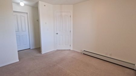 Top Floor 2 Bedroom, 2 Bathroom Unit In Luxurious Rutherford. - Photo 4