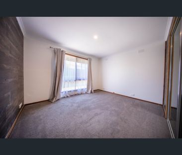 4 Burleigh Rd, Melton, Vic 3337 - Photo 5
