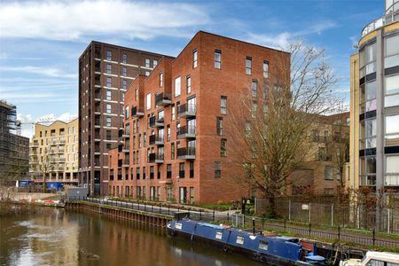 A two bedroom apartment at Huntley Wharf, built by Berkeley Homes in the centre of Reading. - Photo 2