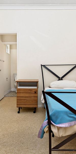 Cozy room in a convenient Croydon location - Photo 1