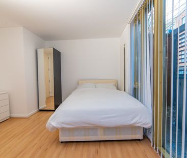 Room in a Shared Flat, Becquerel Court, SE10 - Photo 5