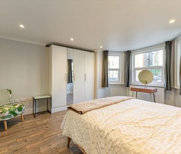 SHORT LET: An immaculate two bedroom flat in a handsome period building on Richmond Hill. - Photo 6