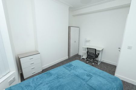 4 bedroom House To Let - Photo 3