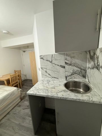 Studio Flat, High Road, IG1 - Photo 3