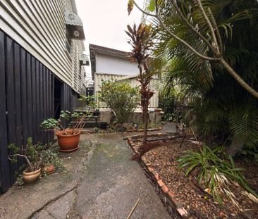 Two Bedroom Home With HUGE Backyard! - Photo 5