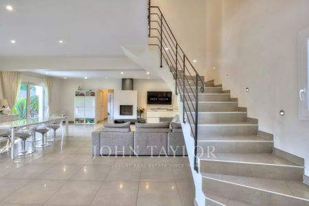 Maison à louer Mougins, Cote d'Azur, France7 500 EUR / Mois - Photo 4