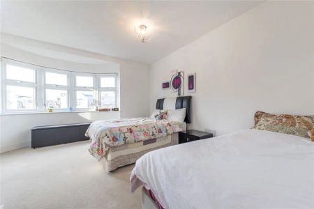 4 bedroom house in Roehampton - Photo 4