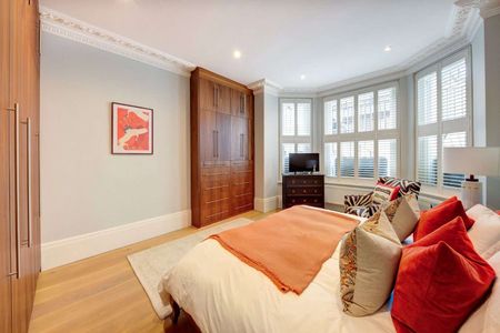 A spacious and exceptional three bedroom property with a 40ft garden and private entrance - Photo 3